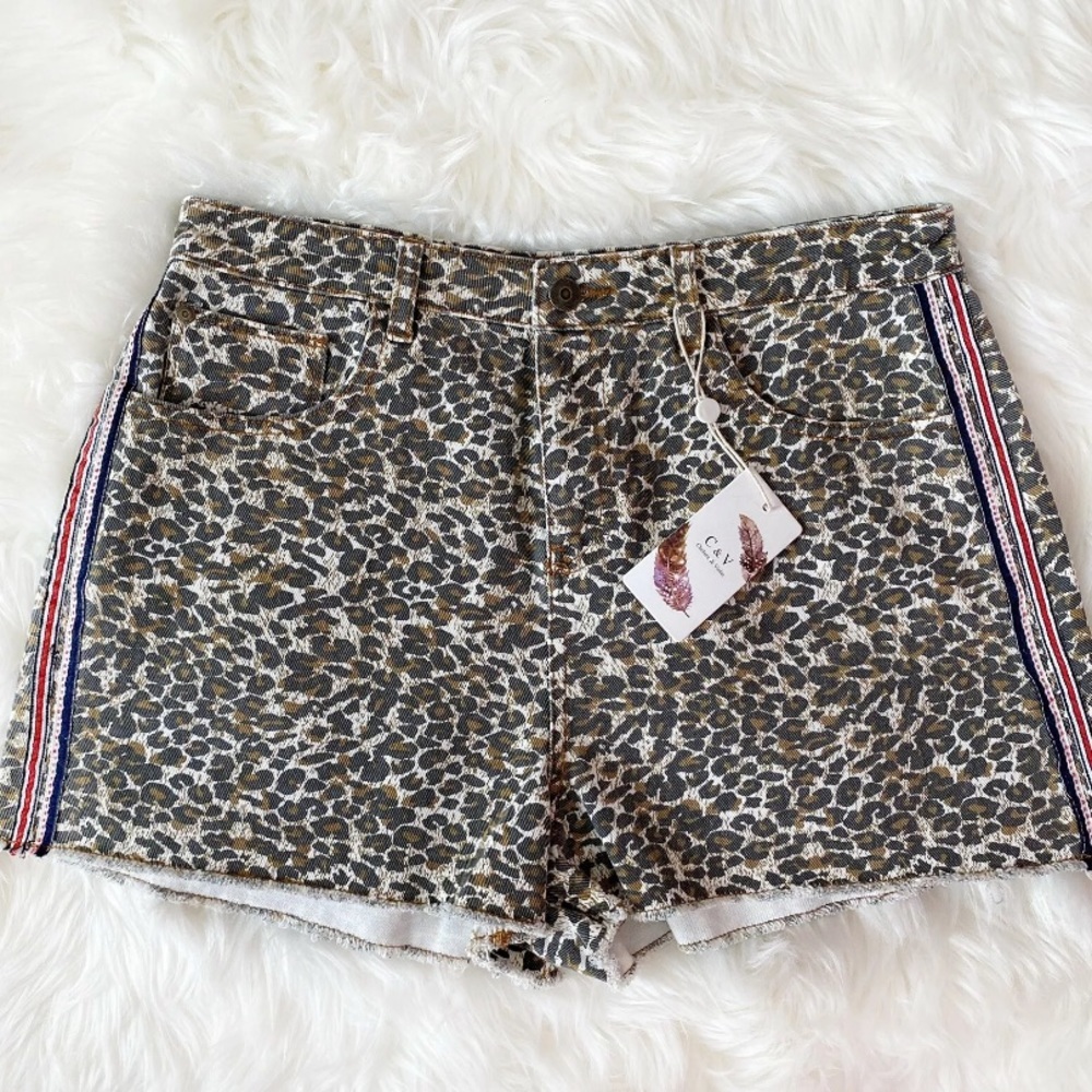 Chelsea & Violet Leopard Print Shorts SZ 29